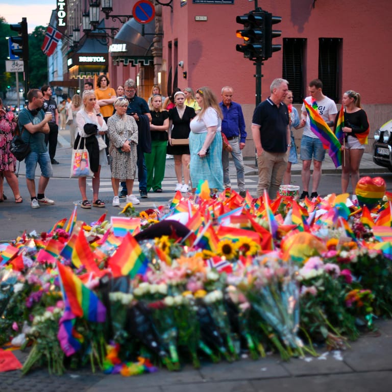 Menschen stehen am Tatort in Oslo: Hier hatte ein Angreifer am frühen Samstagmorgen zwei Menschen getötet und 21 verletzt.