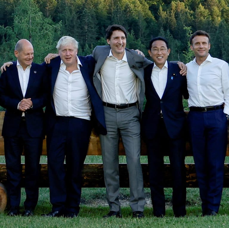 Ein ikonischer Ort: Von links nach rechts posierten Mario Draghi (Italien), Ursula von der Leyen (EU-Kommission), Joe Biden (USA), Olaf Scholz (Deutschland), Boris Johnson (Großbritannien), Justin Trudeau (Kanada), Fumio Kishida (Japan), Emmanuel Macron (Frankreich) und Charles Michel (Europäischer Rat).