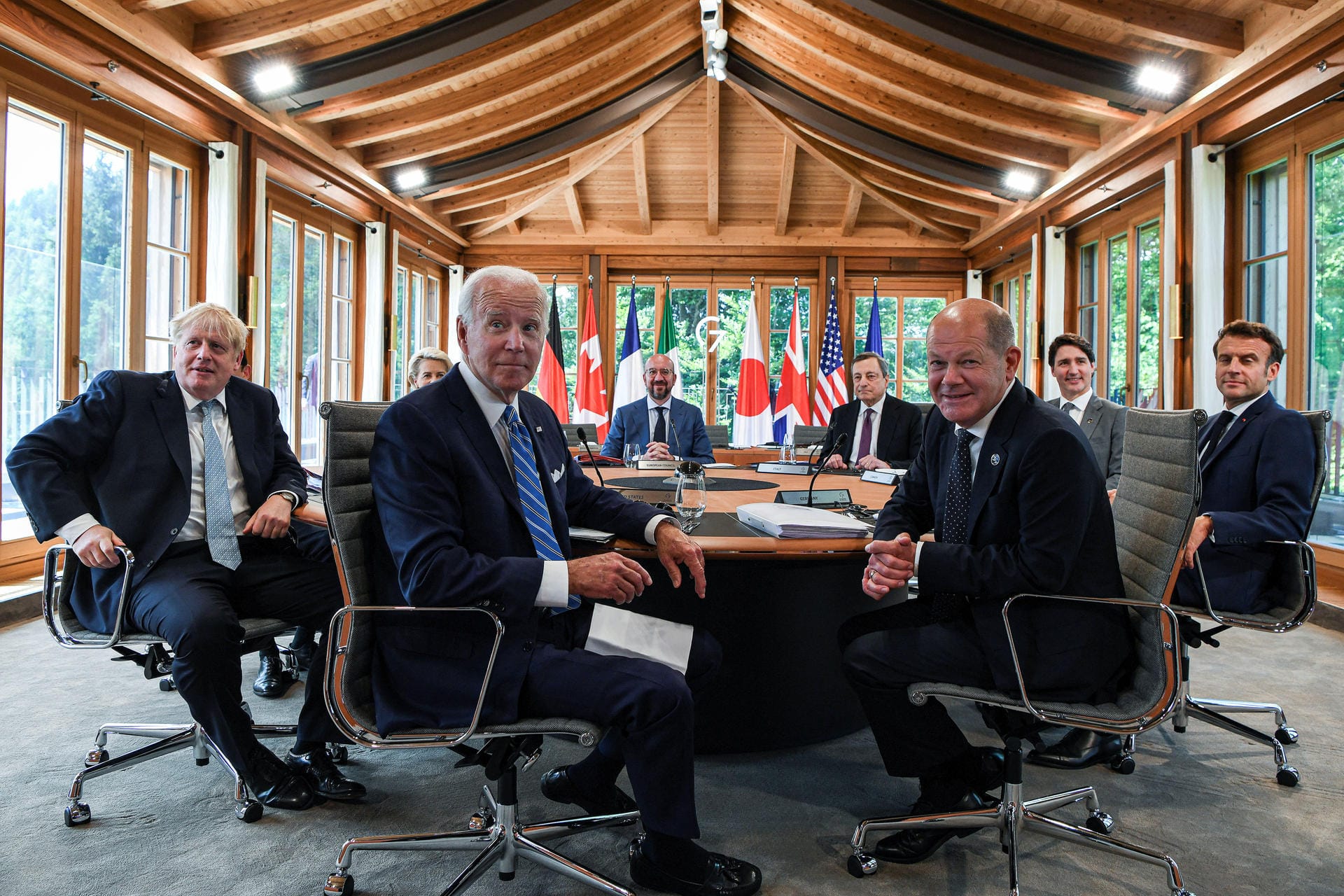 Joe Biden und Olaf Scholz in der Runde der G7: Die Staats- und Regierungschef aßen gemeinsam zu Mittag.