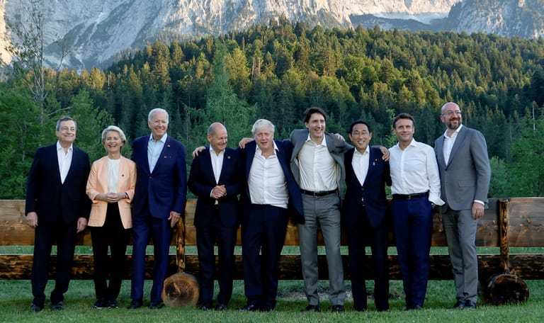 Das zweite Gruppenfoto: Der Ort ist berühmt – ein Foto von Angela Merkel und Barack Obama vor beziehungsweise auf dieser Bank ging um die Welt.