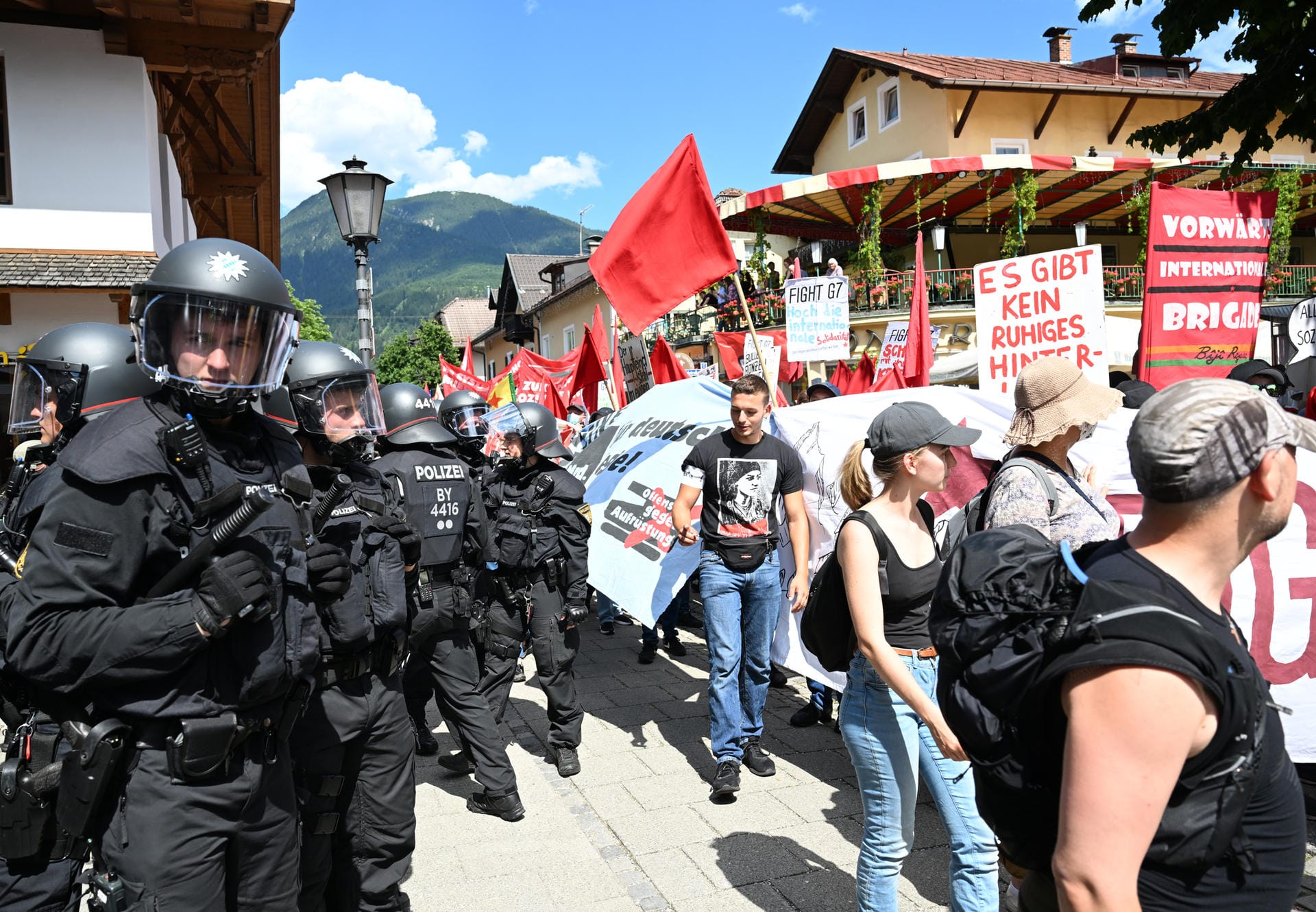 Proteste in Garmisch-Patenkirchen: Die Demonstrationen anlässlich des Gipfels wurden von hoher Polizeipräsenz begleitet.