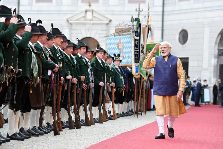 Empfang für den indischen Premierminister Narendra Modi: Am Sonntagabend kamen auch die weiteren geladenen Staats- und Regierungschefs in Deutschland an.