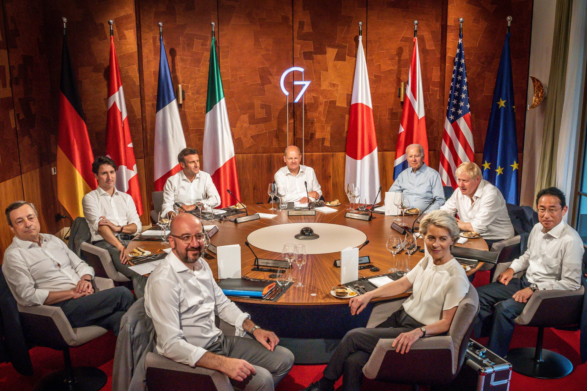 Die Runde der G7: Beim gemeinsamen Abendessen wurden die Jacketts abgelegt.