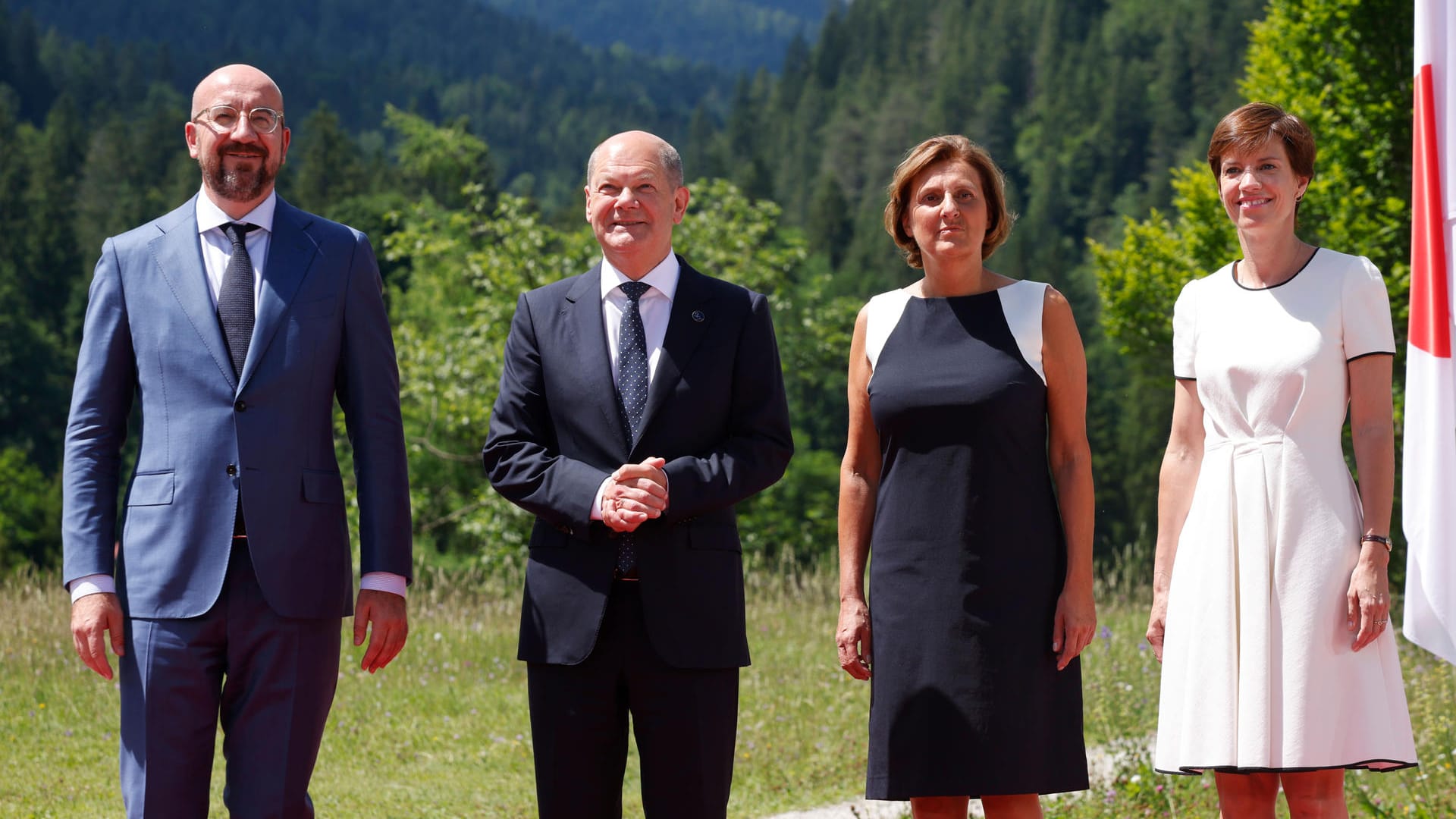 Charles Michel (l), Präsident des Europäischen Rates, und Amelie Derbaudrenghien (r), Partnerin von Michel: Am Sonntag begrüßten Olaf Scholz und seine Frau Britta Ernst die Gäste.