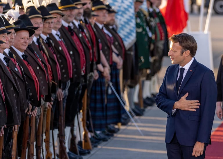 Empfang für Frankreichs Staatspräsidenten Emmanuel Macron: Die ersten Staats- und Regierungschefs kamen bereits am Samstag in Bayern an.