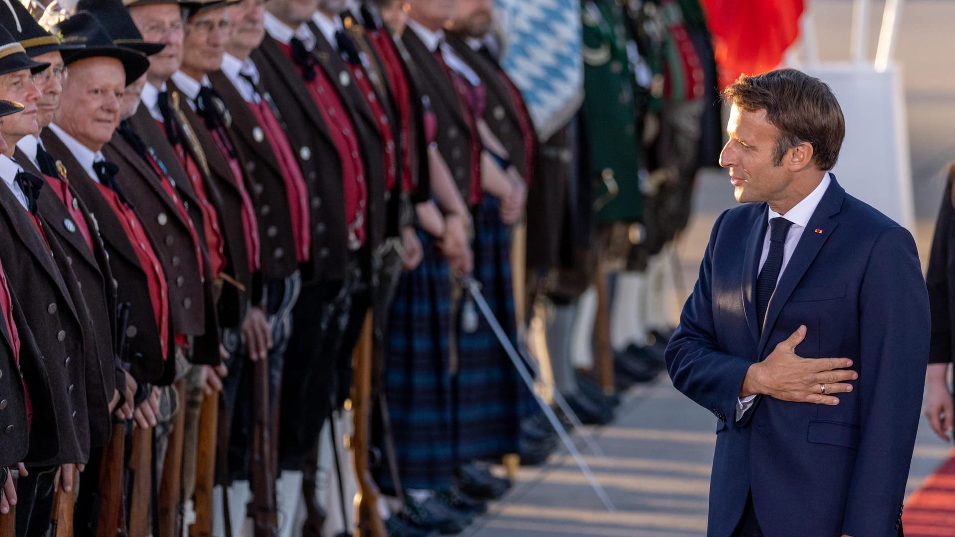 Empfang für Frankreichs Staatspräsidenten Emmanuel Macron: Die ersten Staats- und Regierungschefs kamen bereits am Samstag in Bayern an.