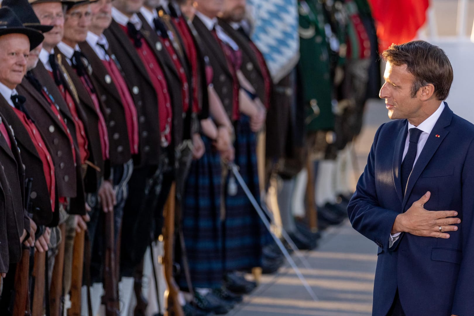Empfang für Frankreichs Staatspräsidenten Emmanuel Macron: Die ersten Staats- und Regierungschefs kamen bereits am Samstag in Bayern an.