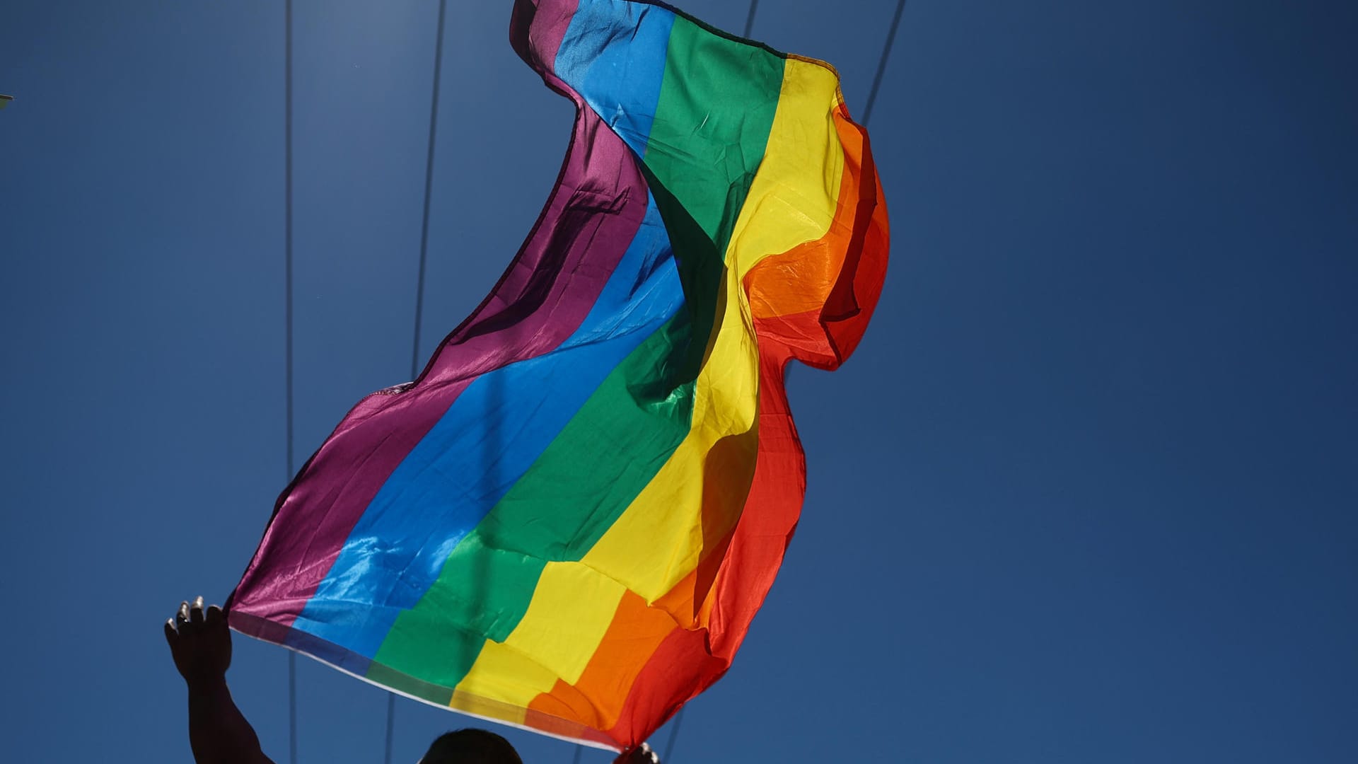 Eine Regenbogenflagge bei der Pride-Parade in San Francisco: Überall auf der Welt sind Menschen am Wochenende auf die Straßen gegangen, um Gleichberechtigung zu fordern.