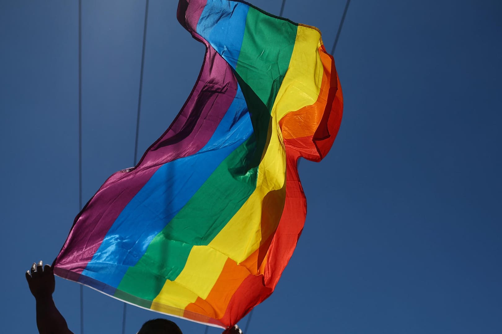 Eine Regenbogenflagge bei der Pride-Parade in San Francisco: Überall auf der Welt sind Menschen am Wochenende auf die Straßen gegangen, um Gleichberechtigung zu fordern.