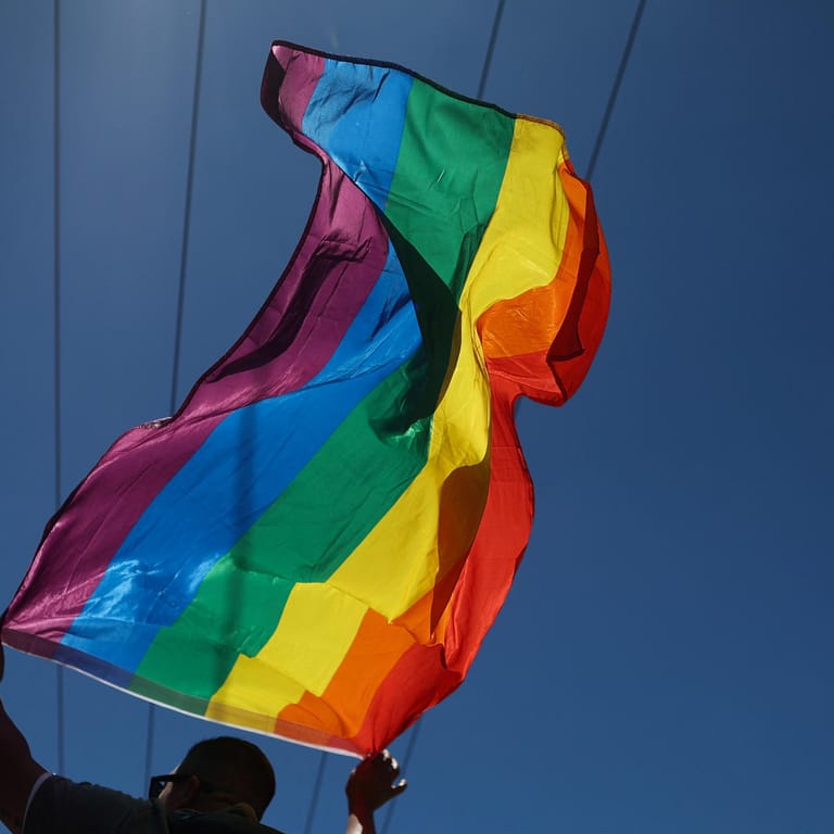 Eine Regenbogenflagge bei der Pride-Parade in San Francisco: Überall auf der Welt sind Menschen am Wochenende auf die Straßen gegangen, um Gleichberechtigung zu fordern.