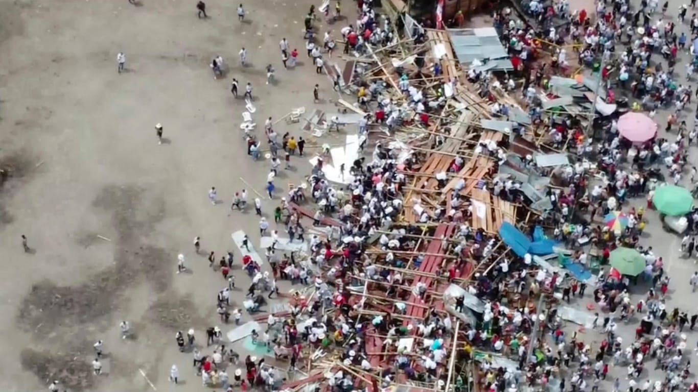 Kolumbien, El Espinal: In diesem Videostandbild stürzen Zuschauer zu Boden, als ein Teil einer Holztribüne während eines Stierkampfes zusammenbricht.