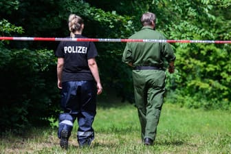 Mitarbeiter der Spurensicherung am Tatort: Der ältere der beiden mutmaßlichen Täter sitzt in Untersuchungshaft.
