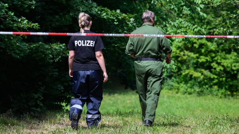 Mitarbeiter der Spurensicherung am Tatort: Der ältere der beiden mutmaßlichen Täter sitzt in Untersuchungshaft.