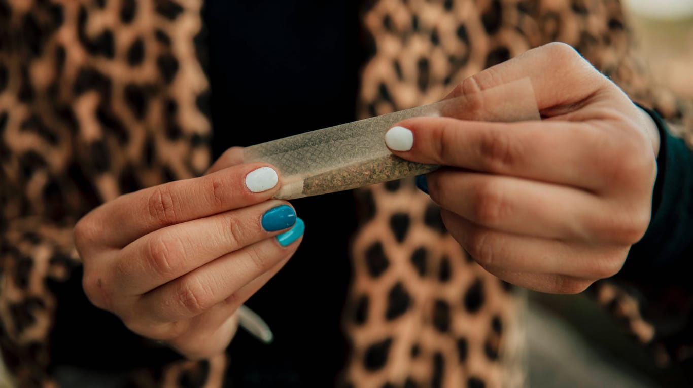Eine Frau dreht einen Joint (Archiv): In der EU sind Hanf-Drogen die Ursache für rund 30 Prozent der Drogentherapien, so die Vereinten Nationen.