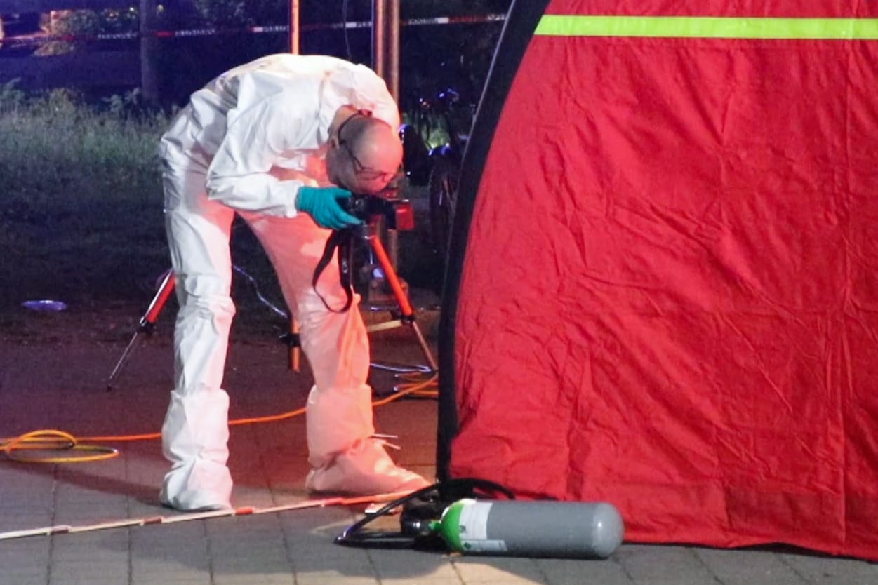 Der Tatort in Kressbronn in Baden-Württemberg: Spezialisten der Kriminaltechnik sichern Spuren.