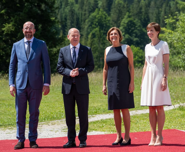 Charles Michel, Olaf Scholz, Britta Ernst und Amélie Derbaudrenghien beim G7-Gipfel auf Schloss Elmau.