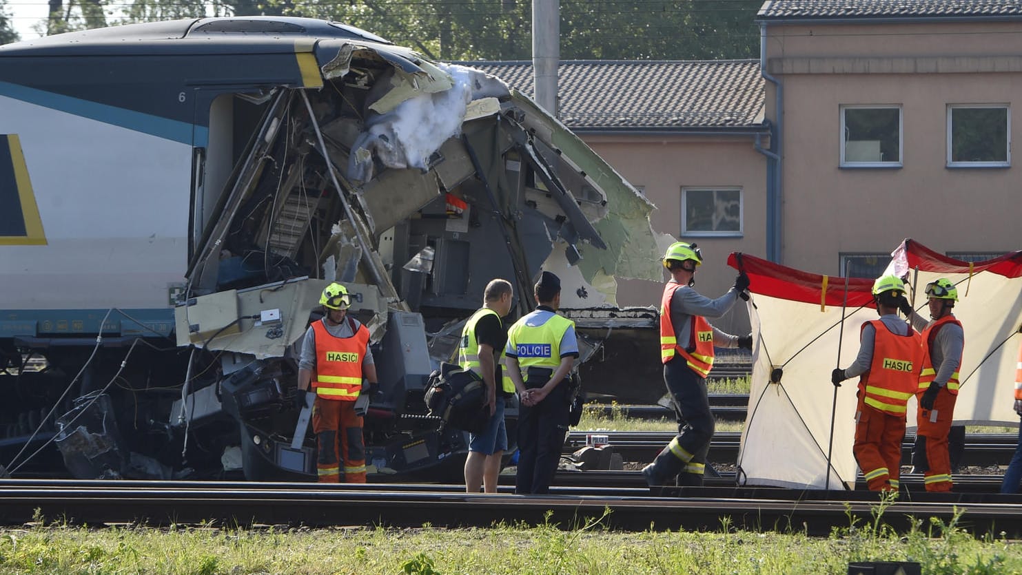 Der Ort des Unglücks: In Bohumín stehen Einsatzkräfte neben einem beschädigten Pendolino-Schnellzug.