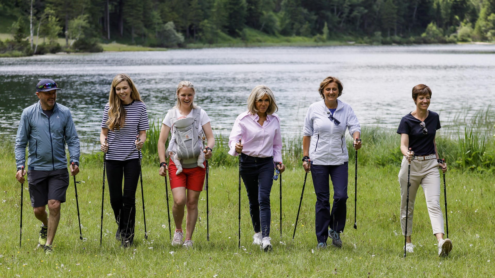 Christian Neureuther und Miriam Neureuther begleiteten Carrie Johnson, Brigitte Macron, Britta Ernst und Amélie Derbaudrenghien beim Nordic Walking.