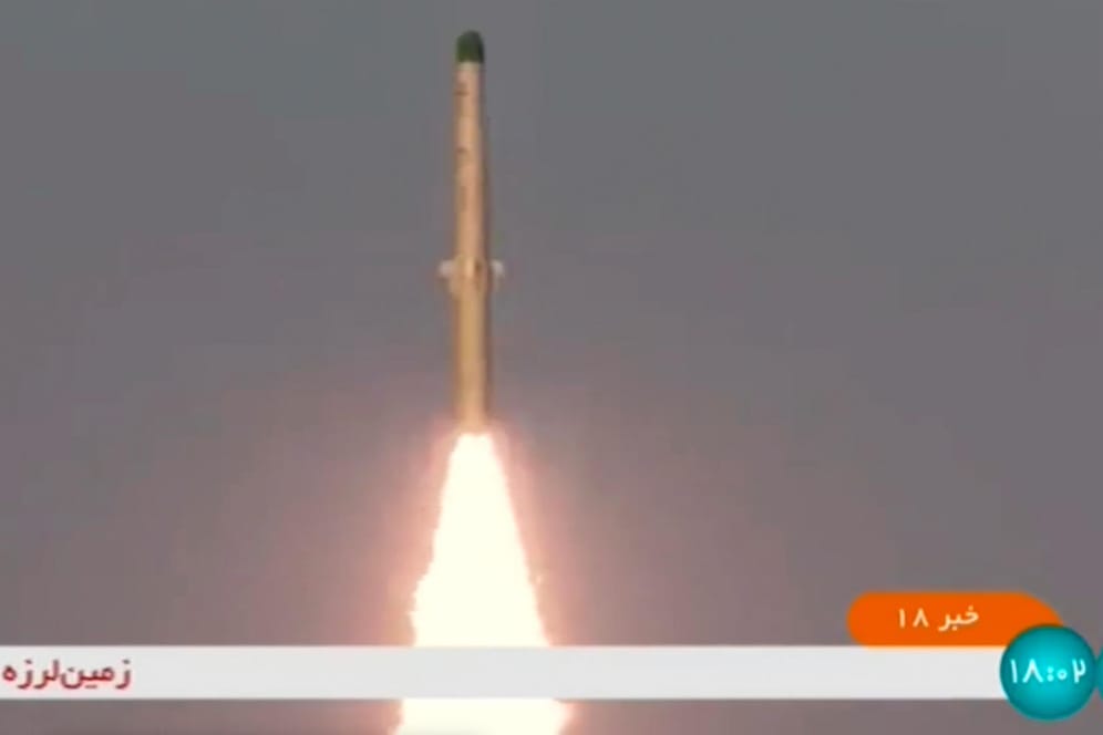Start der iranischen Trägerrakete "Soldschanah": Das iranische Staatsfernsehen hat das Video, aus dem dieses Bild stammt, veröffentlicht.