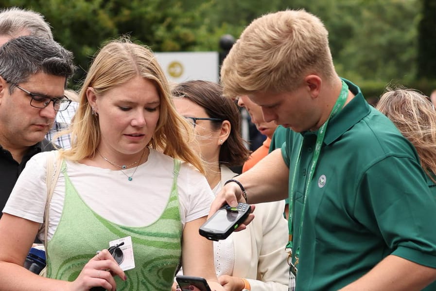 Wimbledon: Am ersten Tag des Turnier gab es wieder die berühmte Schlange der Fans, die auf ein Ticket hofften.