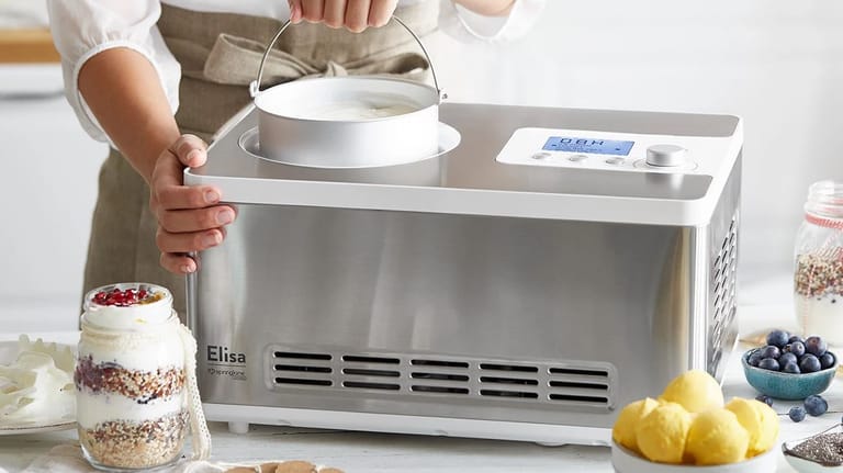 Mit einer Eismaschine kann man zu Hause ganz leicht und schnell leckeres Speiseeis selbst herstellen.