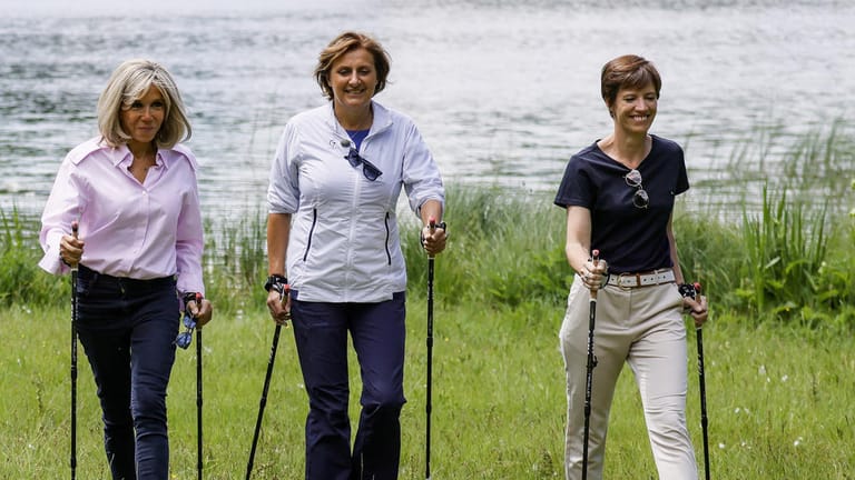 G7-Gipfel in Elmau: Brigitte Macron, Britta Ernst und Amélie Derbaudrenghien beim Nordic Walking.