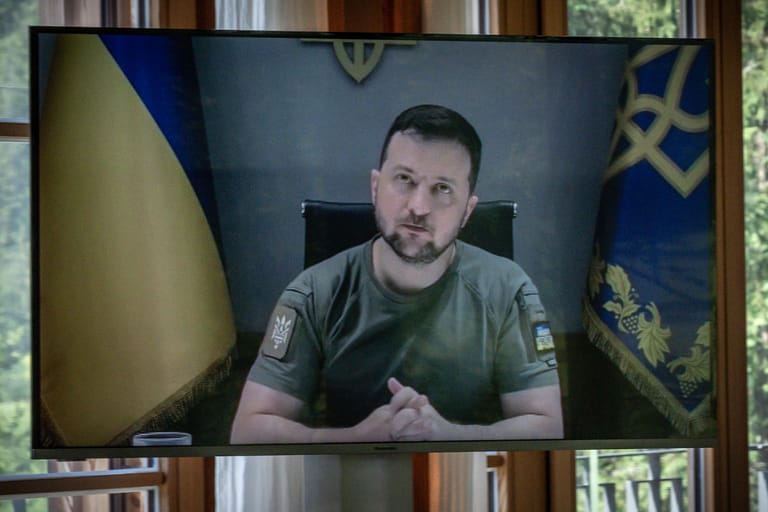 Der ukrainische Präsident Wolodymyr Selenskyj ist per Videokonferenz zur Arbeitssitzung der Gipfelteilnehmer dazugeschaltet.
