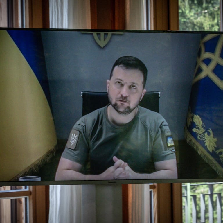 Der ukrainische Präsident Wolodymyr Selenskyj ist per Videokonferenz zur Arbeitssitzung der Gipfelteilnehmer dazugeschaltet.