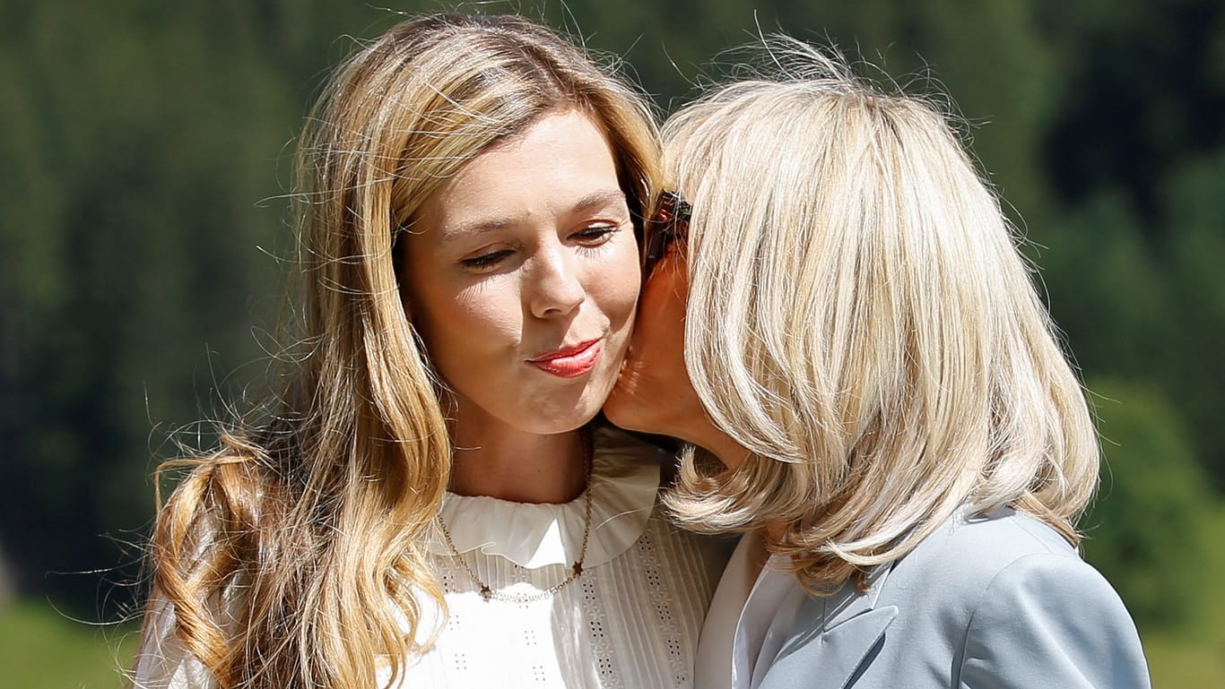 Küsschen: Carrie Johnson und Brigitte Macron.