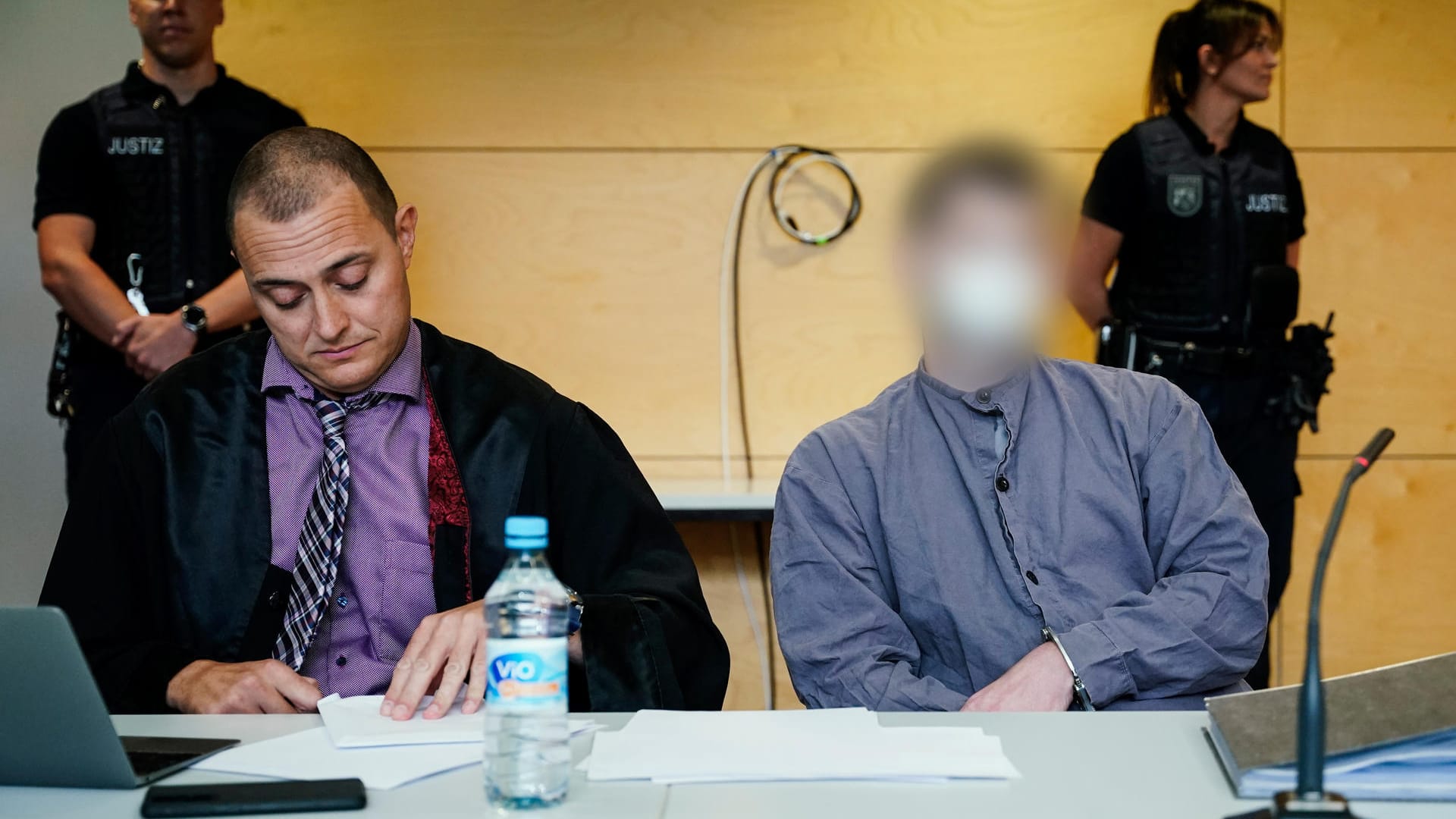 Der Hauptangeklagte (r) neben seinem Anwalt vor Gericht: Die Schüsse räumte er bereits ein, beruft sich aber auf Notwehr. Der Hauptangeklagte (r) neben seinem Anwalt vor Gericht: Die Schüsse räumte er bereits ein, beruft sich aber auf Notwehr.