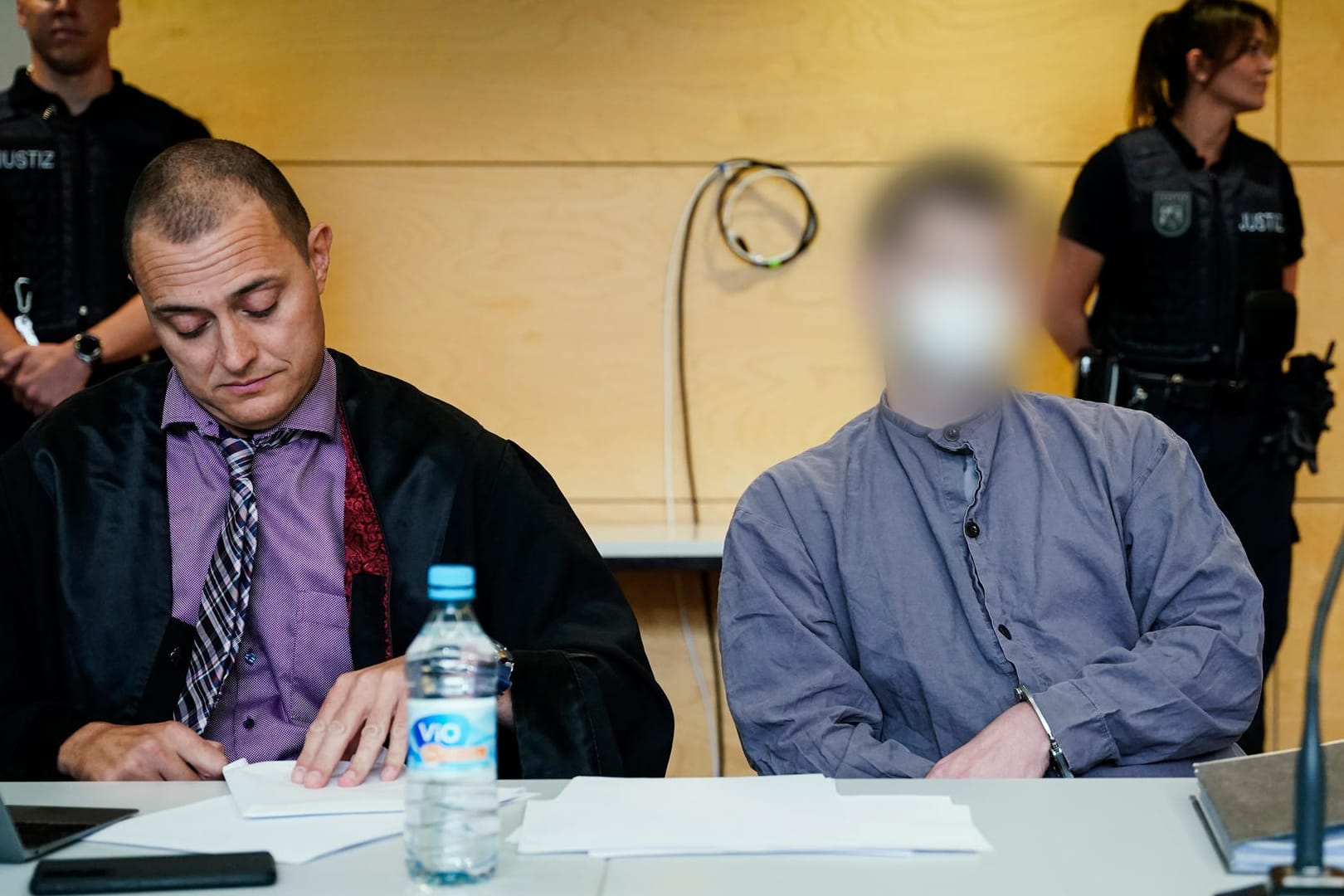 Der Hauptangeklagte (r) neben seinem Anwalt vor Gericht: Die Schüsse räumte er bereits ein, beruft sich aber auf Notwehr.