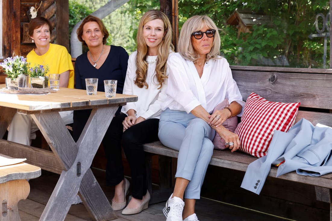 Amélie Derbaudrenghien, Britta Ernst, Carrie Johnson und Brigitte Macron: Brotzeit auf der Alm für die anwesenden First Ladys.