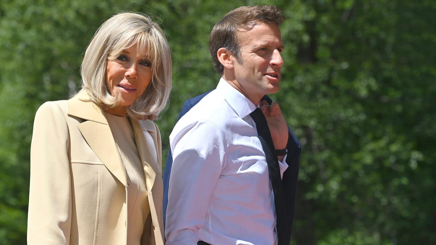 Emmanuel und Brigitte Macron: Zu später Stunde unternahmen die beiden einen Spaziergang.