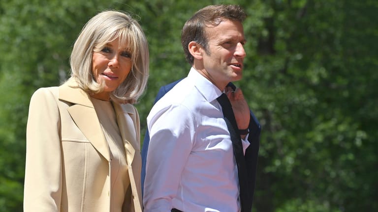 Emmanuel und Brigitte Macron: Zu später Stunde unternahmen die beiden einen Spaziergang.