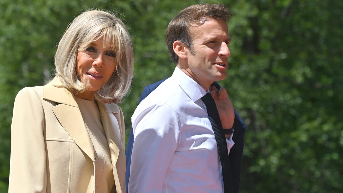 Emmanuel und Brigitte Macron: Zu später Stunde unternahmen die beiden einen Spaziergang.