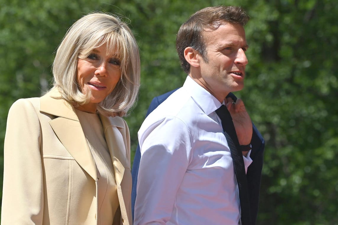 Emmanuel und Brigitte Macron: Zu später Stunde unternahmen die beiden einen Spaziergang.