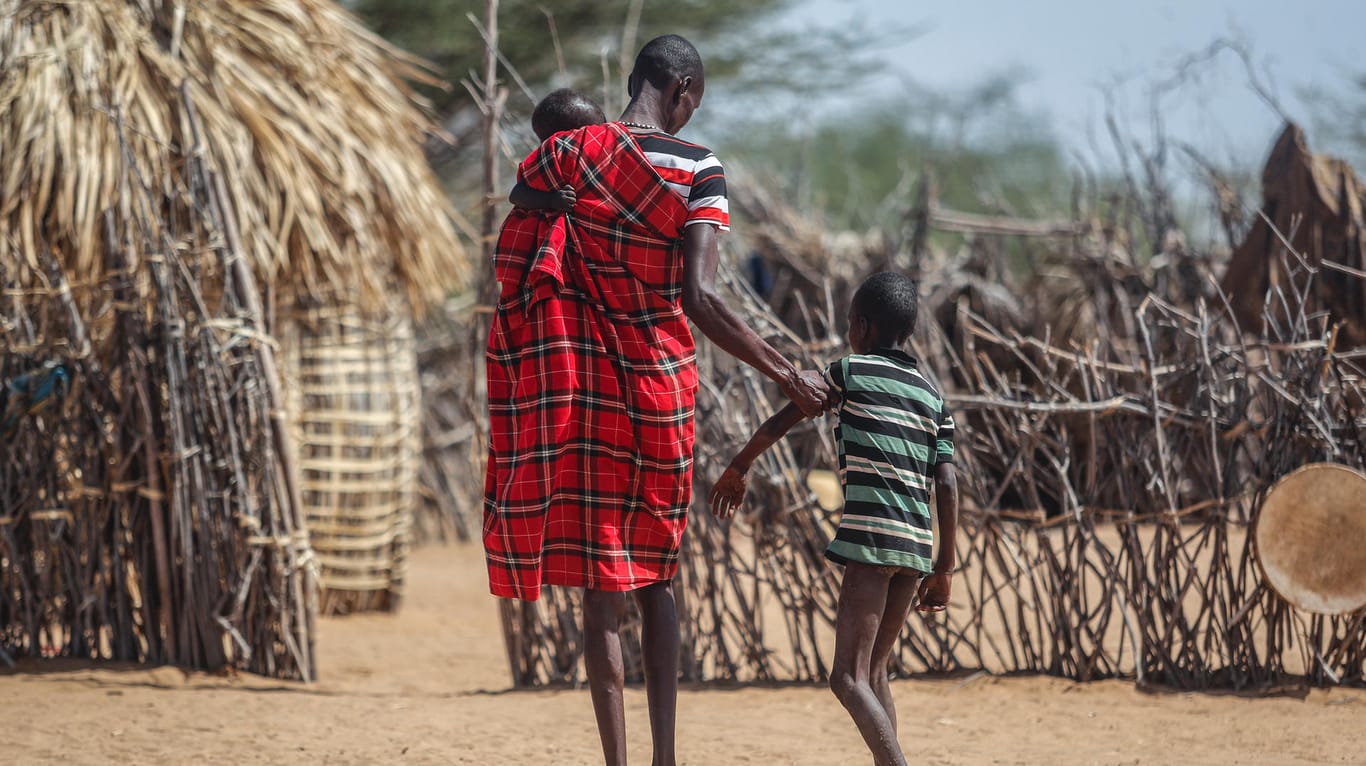 Ein Vater mit seinem unterernährten Sohn in Kenia: Die globale Hungerkrise spitzt sich laut den Vereinten Nationen zu.