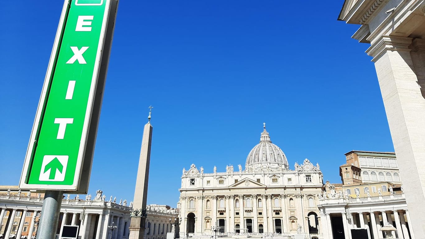 Ein "Exit"-Schild vor dem Petersdom im Vatikan: 359.338 Katholiken kehrten ihrer Kirche allein im vergangenen Jahr den Rücken.