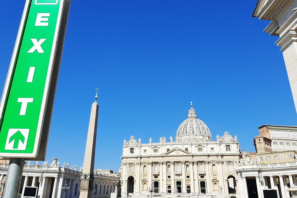 Ein "Exit"-Schild vor dem Petersdom im Vatikan: 359.338 Katholiken kehrten ihrer Kirche allein im vergangenen Jahr den Rücken.