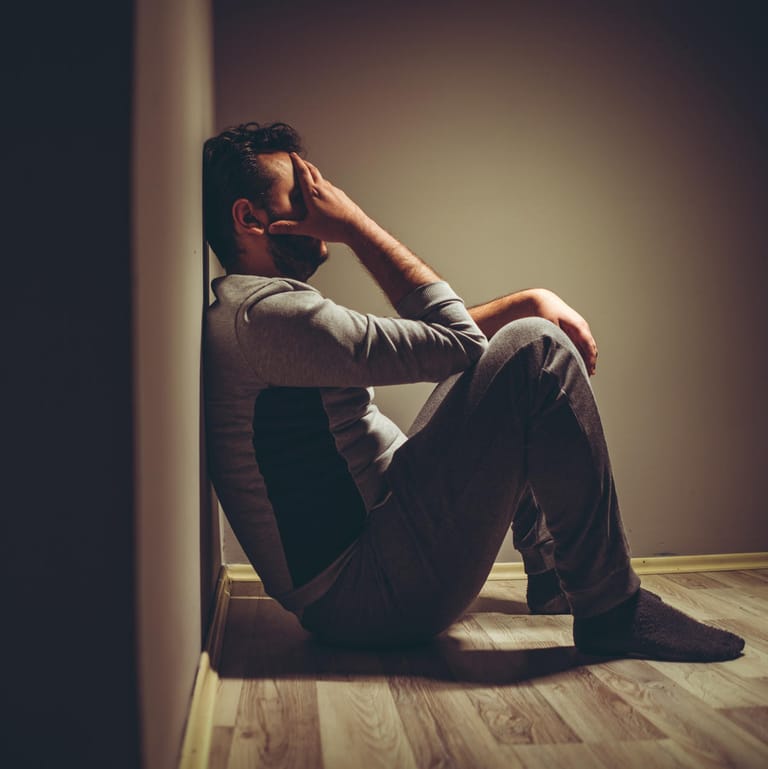 Depressiver Mann: Hörprobleme sind psychisch sehr belastend, da sie den Alltag der Betroffenen erheblich einschränken.