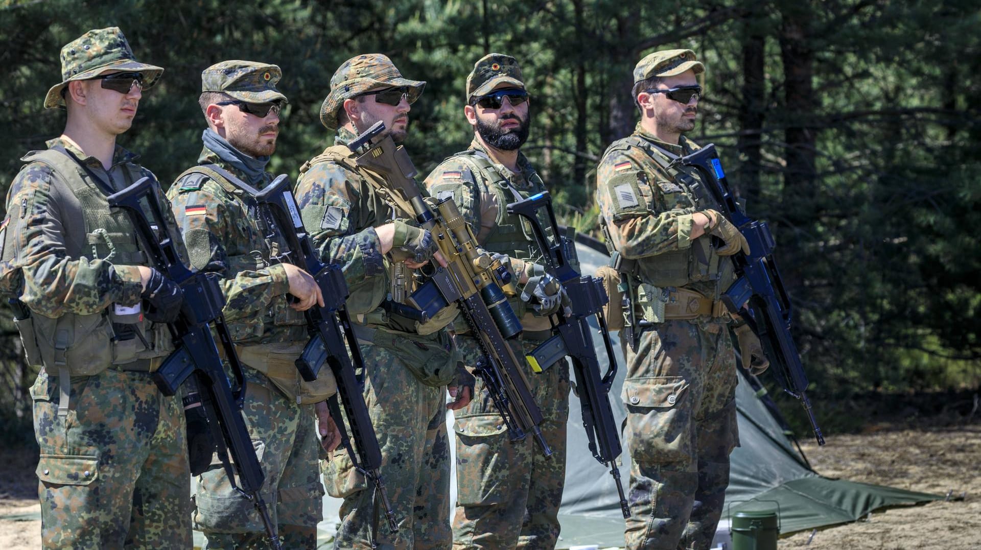 News Bilder des Tages Nato Manöver in der Nato-Manöver in der Oberlausitz (Archivbild 2019): Die Eingreifkräfte sollen von 40.000 auf 300.000 erhöht werden. ißel  Die Logistik der St News Bilder des Tages Nato Manöver in der Nato-Manöver in der Oberlausitz (Archivbild 2019): Die Eingreifkräfte sollen von 40.000 auf 300.000 erhöht werden. ißel  Die Logistik der St