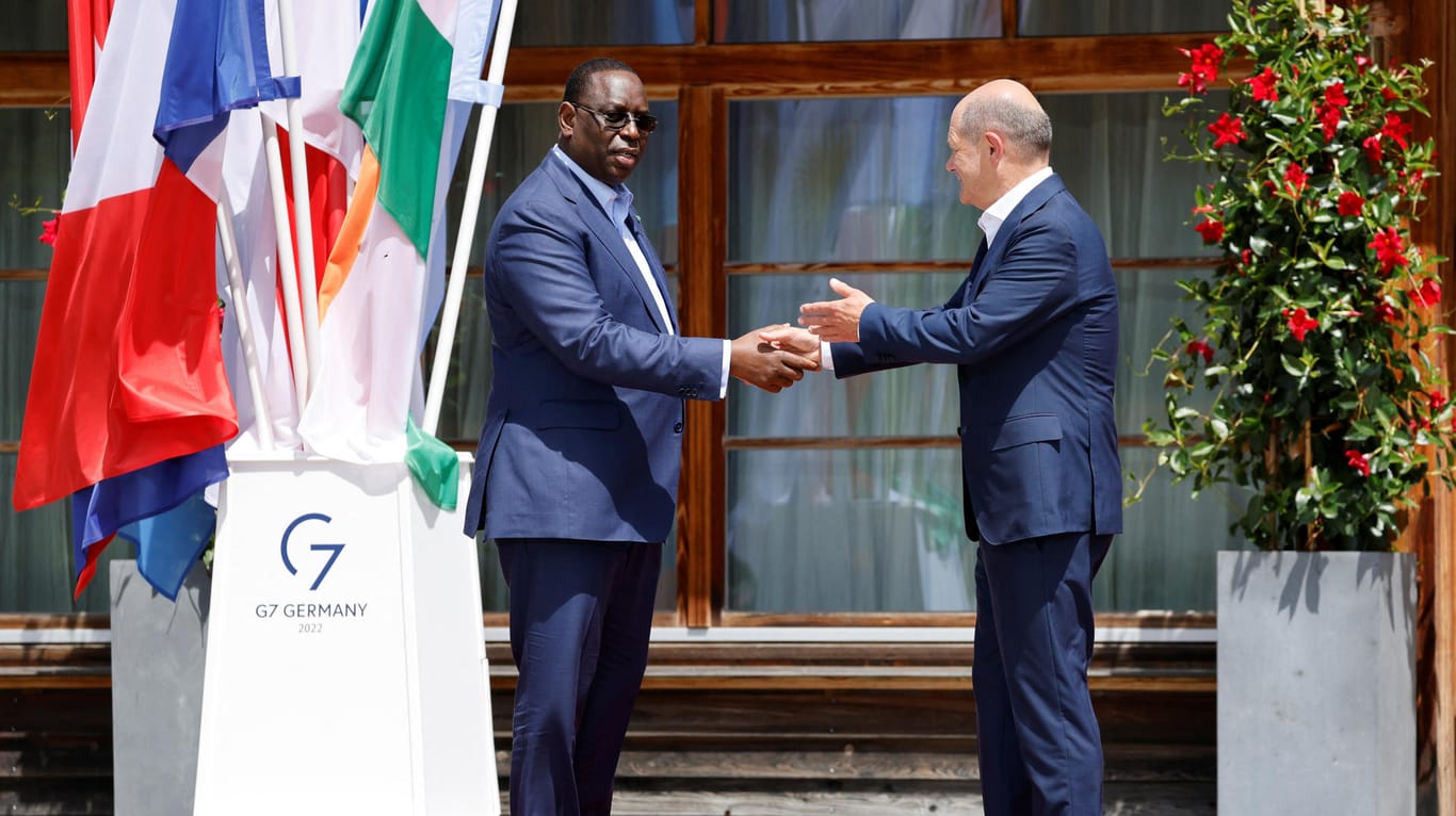 Olaf Scholz (r.) und der senegalesische Präsident Macky Sall: Auf dem G7-Gipfel muss auch das globale Ernährungsproblem eine Rolle spielen, fordert Anja Langenbucher.