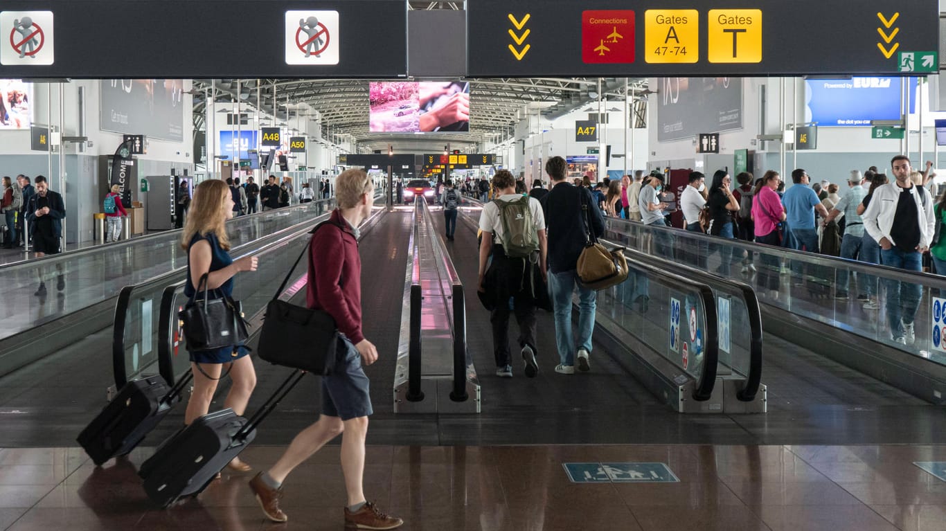 Reisende am Flughafen (Archiv): Bei den Anhängern von AfD und FDP ist die Zustimmungsrate am höchsten.