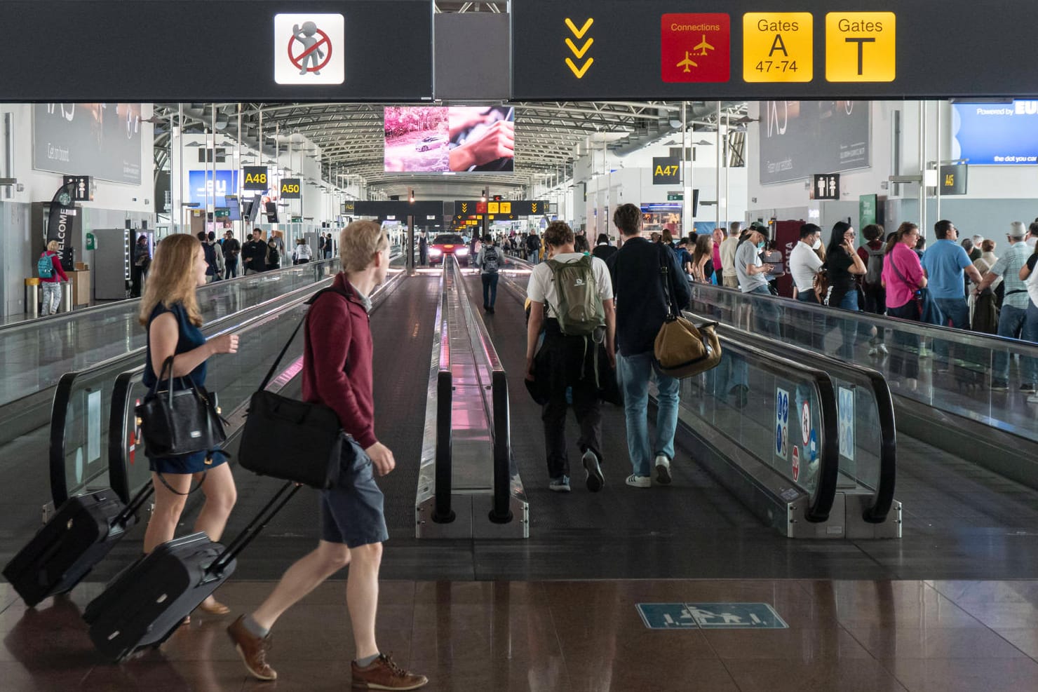 Reisende am Flughafen (Archiv): Bei den Anhängern von AfD und FDP ist die Zustimmungsrate am höchsten.