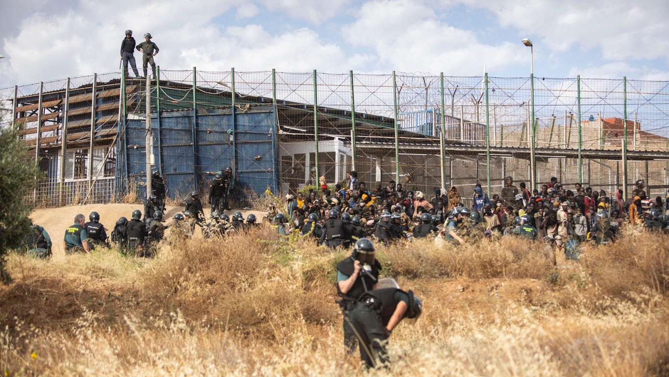 Migranten in der spanischen Nordafrika-Exklave Melilla (24.6.): Am Wochenende starben an dieser Grenze mindestens 23 Menschen.