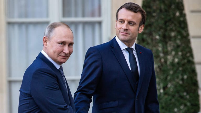 Wladimir Putin (l) und Emmanuel Macron (r) im Jahr 2019: Ein Gespräch zwischen den beiden wurde nun öffentlich.