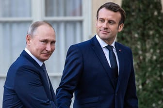 Wladimir Putin (l) und Emmanuel Macron (r) im Jahr 2019: Ein Gespräch zwischen den beiden wurde nun öffentlich.