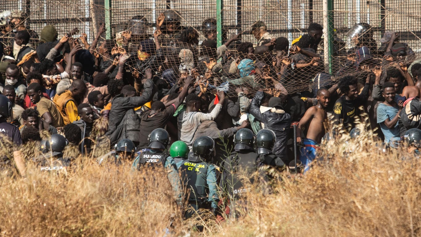 Migranten kommen auf spanischem Boden an: Zuvor haben sie die Zäune zwischen der spanischen Exklave Melilla und Marokko überquert.