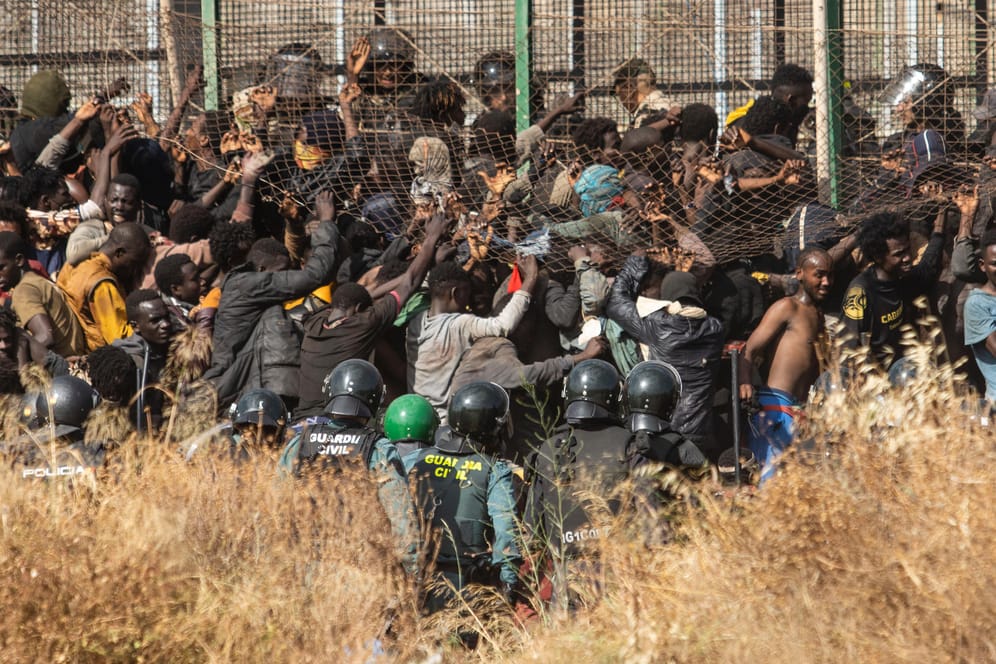 Migranten kommen auf spanischem Boden an: Zuvor haben sie die Zäune zwischen der spanischen Exklave Melilla und Marokko überquert.