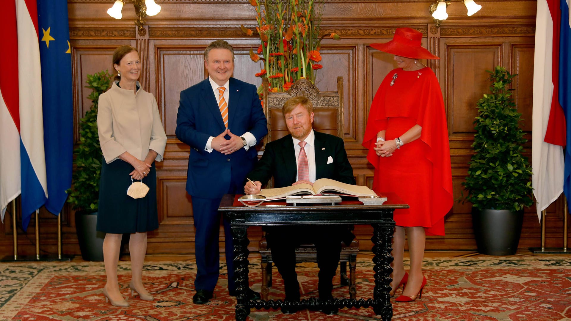 König Willem-Alexander trägt sich in der Goldene Buch der Stadt ein.